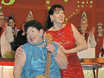 Erst Putzfrau, dann Glamour-Girl: Hildegard Bretscher (l.) und Karin Nöth.Foto: Daniel Wiener