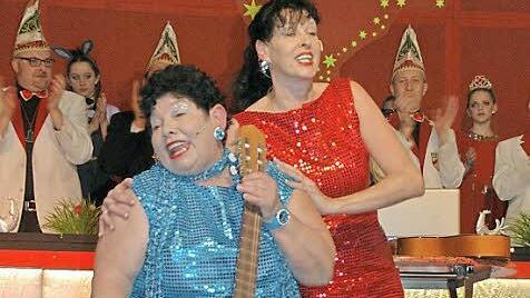 Erst Putzfrau, dann Glamour-Girl: Hildegard Bretscher (l.) und Karin Nöth.Foto: Daniel Wiener