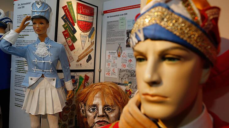 Gardemädchen und Narrenkappen in den Ausstellungsräumen Foto: Matthias Hoch