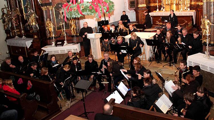 Unter dem Adventskranz stimmten sich die Musiker der Stadtkapelle auf ein abwechslungsreiches Konzert ein. Foto: Johanna Blum