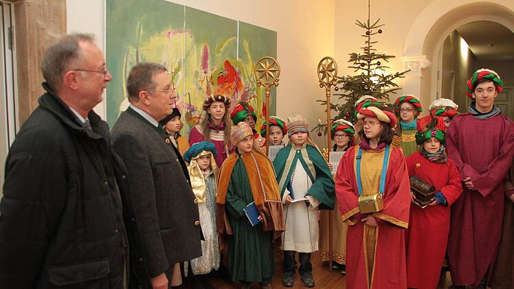 Die Sternsinger im Kulmbacher Rathaus. Links Dekan Hans Roppelt, neben ihm OBerbürgermeister Henry Schramm. Foto: Jürgen Gärtner