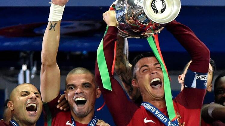 Cristiano Ronaldo (rechts) und seine Kumpels Ricardo Quaresma (links) und Pepe jubeln mit dem Pott - Portugal ist Europameister. Foto: Tibor Illyes/epa