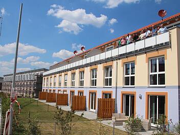 Vom Balkon des Musterhauses hatten die Kommunalpolitiker einen guten Blick auf das neue Baugebiet in Adelsdorf. Foto: Andreas Dorsch