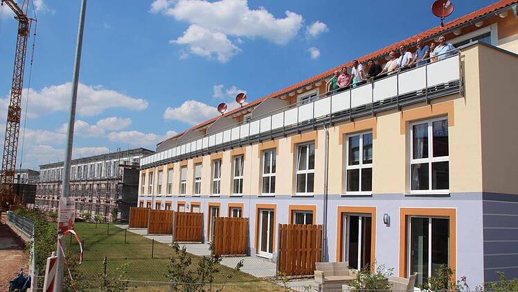 Vom Balkon des Musterhauses hatten die Kommunalpolitiker einen guten Blick auf das neue Baugebiet in Adelsdorf. Foto: Andreas Dorsch