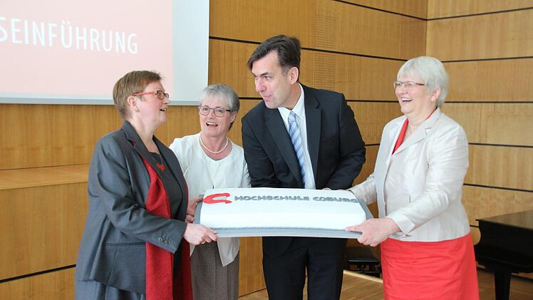 Zur Amtseinführung sprachen (oben links) und Peter Müller, Amtschef des Kultusministeriums. Die Hochschulleitung, vertreten durch Kanzlerin Maria Knott-Lutze, Vizepräsident Eckardt Buchholz-Schuster und Vizepräsidentin Jutta Michel überreichten der neuen Präsidentin (links) eine Torte.