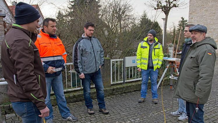 Der Leiter des Amtes für Digitalisierung, Breitband und Vermessung Schweinfurt (ADBV), Gerhard Hartmann, und seine Mitarbeiter schulten die neuen Siebener in Theorie und Praxis. Unser Bild zeigt (von links) Markus Höhn aus Burgpreppach, Heiko Kraus vom ADBV, Thomas Buhlheller aus Hainert, Christian Karbacher und Tobias Ehrlich aus Obersteinbach sowie Günther Kleibel aus Koppenwind.