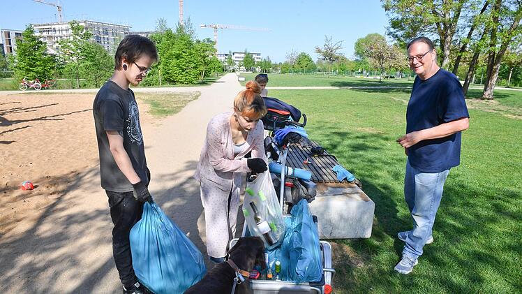Florian Schlund (rechts) mit weiteren ehrenamtlichen M&uuml;llsammlern auf der Erba-Insel  Fotos: Ronald Rinkle