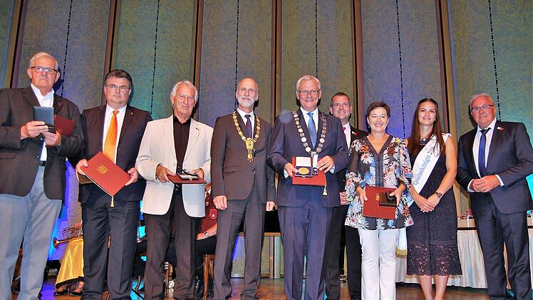 Fünf verdiente Eisenstädter, darunter auch Bürgermeister Thomas Steiner (Mitte rechts) wurden von Oberbürgermeister Kay Blankenburg (Mitte links) mit Bürgermedaillen der Stadt Bad Kissingen ausgezeichnet.