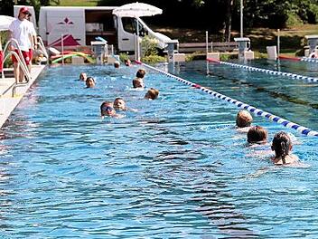 Die ehrenamtlichen Helfer der Wasserwacht beobachten das Schwimmverhalten der Kinder. Foto: Johanna Blum