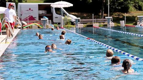 Die ehrenamtlichen Helfer der Wasserwacht beobachten das Schwimmverhalten der Kinder. Foto: Johanna Blum