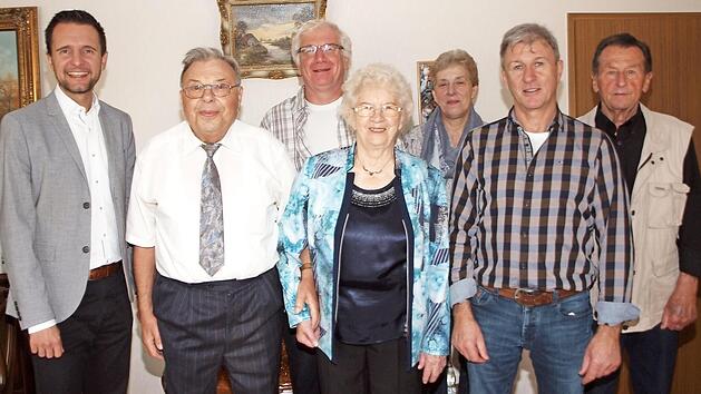 Manfred und Helga Maisel (vorne, Zweiter und Dritte von links) freuten sich &uuml;ber die Gl&uuml;ckw&uuml;nsche von (von links) B&uuml;rgermeister Andreas H&uuml;gerich, Pfarrer Ralph-Peter Zettler, Tochter Gabriele Herter sowie von Edi Meixner und Herbert Grebner vom Gesangverein K&ouml;sten anl&auml;sslich ihrer diamantenen Hochzeit. Foto: Alfred Thieret