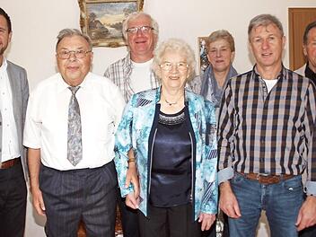 Manfred und Helga Maisel (vorne, Zweiter und Dritte von links) freuten sich über die Glückwünsche von (von links) Bürgermeister Andreas Hügerich, Pfarrer Ralph-Peter Zettler, Tochter Gabriele Herter sowie von Edi Meixner und Herbert Grebner vom Gesangverein Kösten anlässlich ihrer diamantenen Hochzeit. Foto: Alfred Thieret