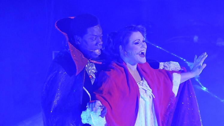 Timothy Martin und Anne Hoth beim Tanz der Vampire". Foto: Peter Klopf