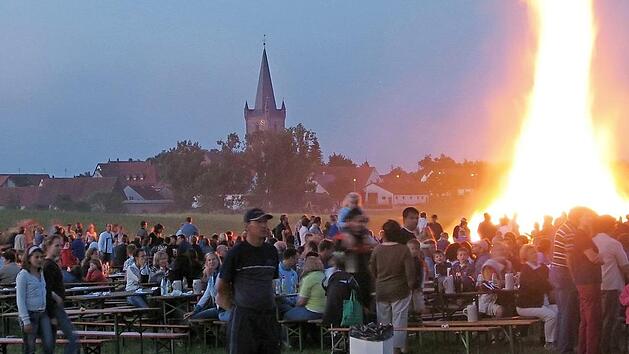 In Hannberg war das Johannisfeuer jedes Jahr ein Anlaufpunkt f&uuml;r viele Besucher. Foto: Manfred Welker (Archiv)