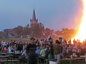 In Hannberg war das Johannisfeuer jedes Jahr ein Anlaufpunkt für viele Besucher. Foto: Manfred Welker (Archiv)