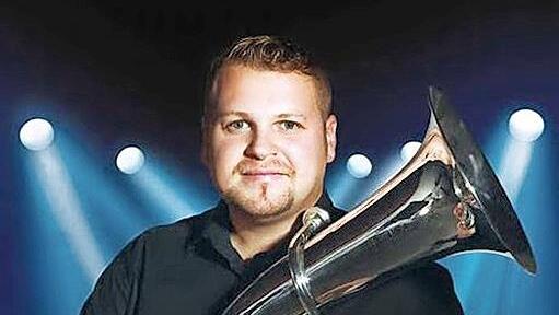 Solist Alexander Wurz musiziert mit der Blasphilharmonie des Musikvereins.