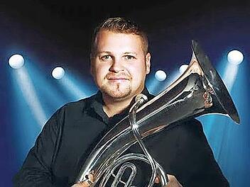 Solist Alexander Wurz musiziert mit der Blasphilharmonie des Musikvereins.