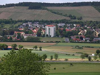 Auf der Freifläche unterhalb des Hochhauses in der Berliner Straße plant ein Investor ein Seniorenheim.