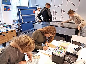 Sch&uuml;lerinnen und Sch&uuml;ler der Klasse 7dM beim Basteln und Airhockey