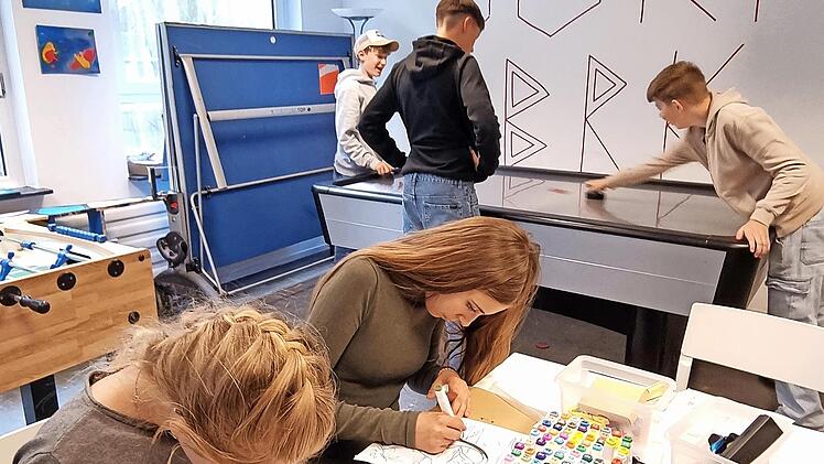 Sch&uuml;lerinnen und Sch&uuml;ler der Klasse 7dM beim Basteln und Airhockey