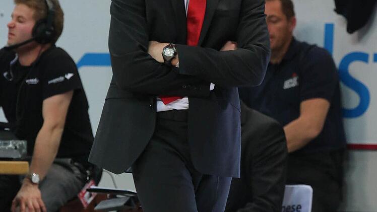 Wie ein Trainer sich an der Seitenlinie verhält, pessimistisch oder zuversichtlich - all das überträgt sich in der Regel auch auf Mannschaft und Fans. Foto: Matthias Hoch