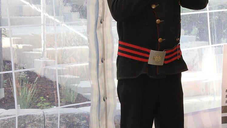 Feuerwehr-Veteran Josef Hofmann mit dem alten Signalhorn der Wehr. Foto: fra-press
