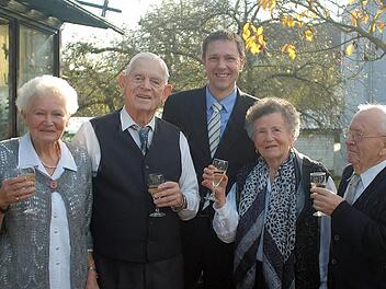Jetzt feierten die Ehepaare Anna und Egon Franz und Katharina und Peter Dekorsy ( von links) das Fest der eisernen Hochzeit. Bürgermeister Marco Steiner gratulierte. Foto: Gabi Anrold