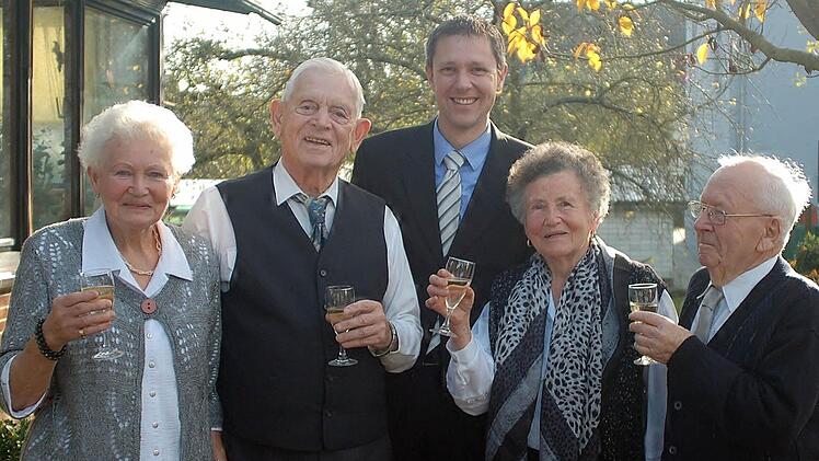 Jetzt feierten die Ehepaare Anna und Egon Franz und Katharina und Peter Dekorsy ( von links) das Fest der eisernen Hochzeit. Bürgermeister Marco Steiner gratulierte. Foto: Gabi Anrold