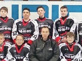 Die Knabenmannschaft des ESC Haßfurt (vorne in der Mitte Trainer Oliver Kratschmer) wurde in der Bezirksliga mit 24:0 Punkten und 238:6 Toren ungeschlagen Meister. Foto: Ralf Naumann