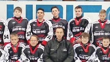 Die Knabenmannschaft des ESC Haßfurt (vorne in der Mitte Trainer Oliver Kratschmer) wurde in der Bezirksliga mit 24:0 Punkten und 238:6 Toren ungeschlagen Meister. Foto: Ralf Naumann