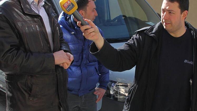 Das Medieninteresse ist groß: Bernd Ohnemüller muss gleich ein Radiointerview geben. Foto: Stephan Tiroch
