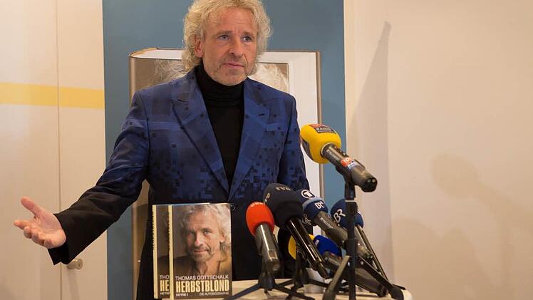Der versammelten Presse erklärt Thomas Gottschalk, dass ihn seine ersten 21 Lebensjahre in Kulmbach nachhaltig geprägt haben. Foto: Barbara Herbst