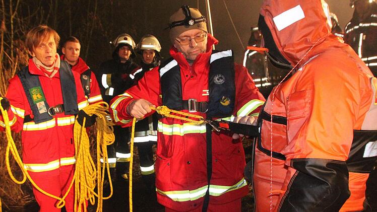 Ute Schubert (links) und Stephan Murmann geben letzte Tipps vor dem Beginn der Übung am Riedsee. Foto: Matthias Einwag