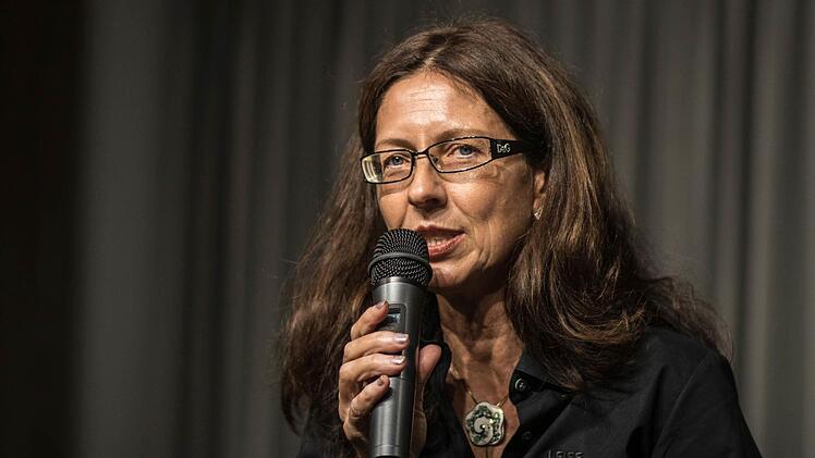 Antoinetta Bafas begrüßte das Diknu Schneeberger Trio bei "Leise am Markt" in Coburg.Foto: Jochen Berger