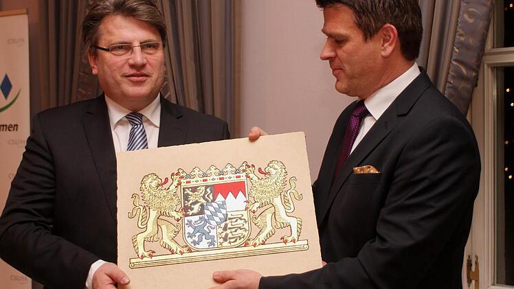 MdL Steffen Vogel bei der Überreichung des Bayerischen Wappens.