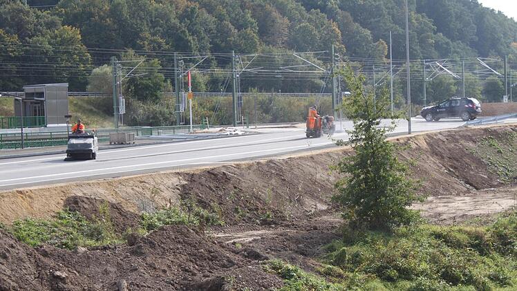 Am Kreisel am Bahnhaltepunkt laufen die letzten Arbeiten
