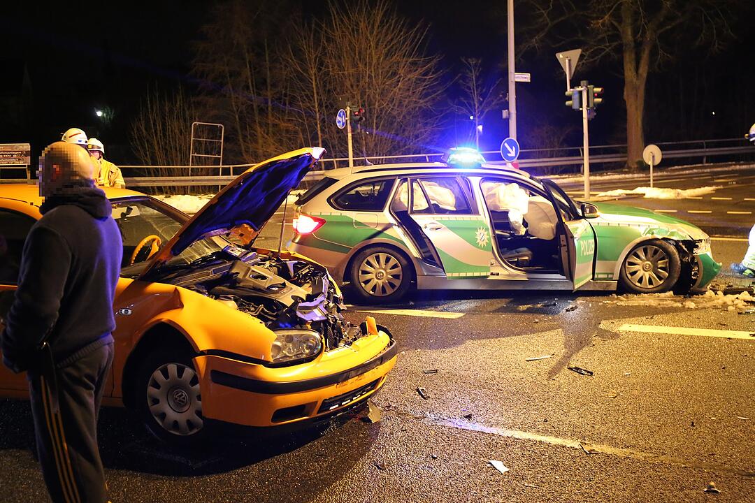 Frontalzusammenstoß mit einem Polizeiwagen in Hof