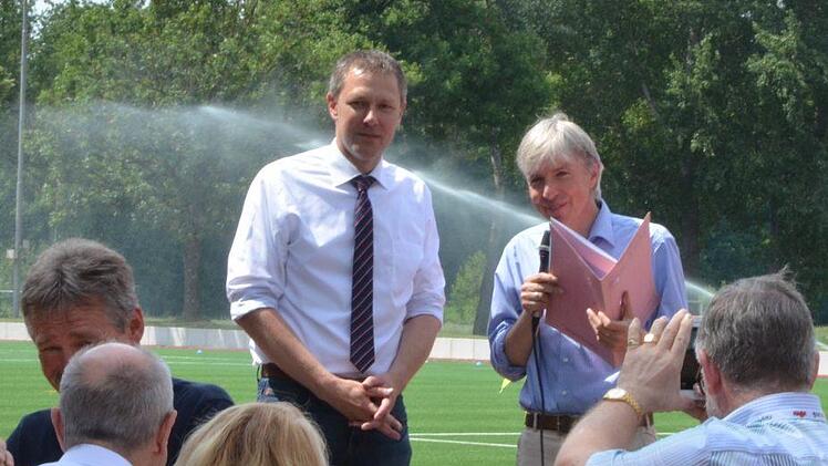 Regierungsvizepräsident Thomas Engel (rechts) überreicht Bürgermeister Marco Steiner den Teilförderbescheid über eine Million Euro für die Sanierung der Mittelschule.