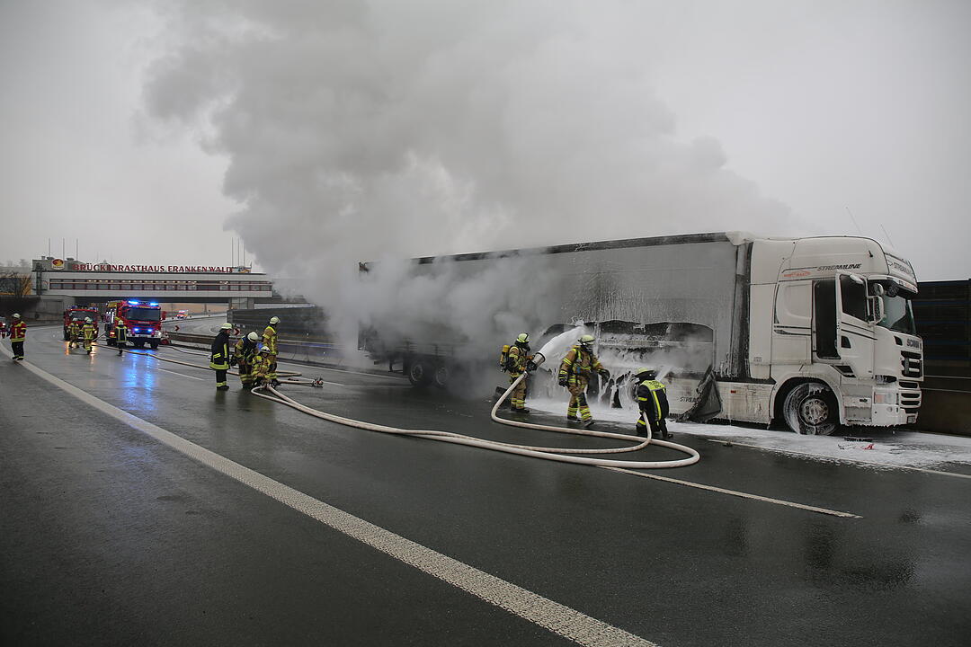 Nach Kollision mit Leitplanke: Lastwagen geht auf A9 in Flammen auf