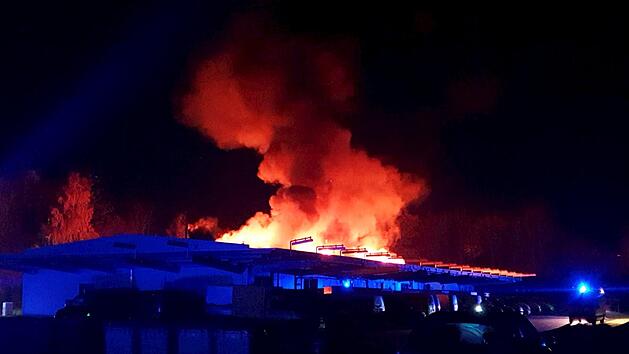 Im hessischen Alsfeld brannte die Lagerhalle des Briefzentrums der Deutschen Post. Der Schaden liegt in Millionenhöhe. Foto: Philipp Weitzel/dpa