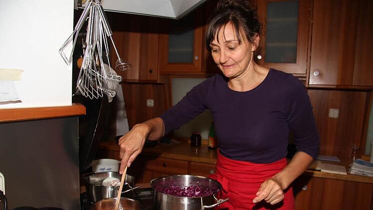Keime in Lebensmitteln sind kein Problem, wenn man sich an ein paar Grundregeln hält. Hauswirtschaftslehrerin Regina Burkhardt gibt Tipps für perfekte Küchenhygiene. Foto: Archiv/Sonny Adam
