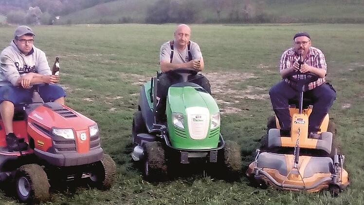 Tim Dinkel (von links), Jürgen Schramm und Markus Krappmann hatten den Festplatz zwischen Uetzing (Ortsausgang) und Weisbrem schon lange vorbereitet.