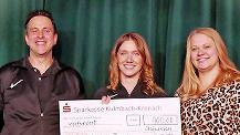 Andreas M&uuml;ller mit Vanessa Sonntag (Mitte) und Nadine Welscher.