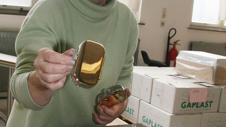 Christa Hammerschmidt mit einem UV-getrockneten Flakon.