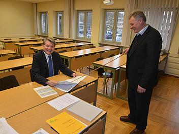 Freuen sich sichtlich auf die Öko-Akademie: Andreas Knorr als Leiter des Amts für Landwirtschaft (rechts) und MdL Heinrich Rudrof (CSU), der fürs Foto im größten der drei Lehrsäle Platz genommen hat.Alle Fotos: Ronald Rinklef