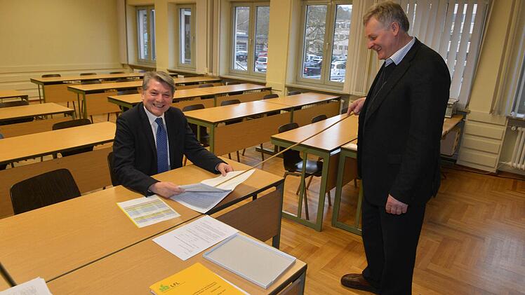Freuen sich sichtlich auf die Öko-Akademie: Andreas Knorr als Leiter des Amts für Landwirtschaft (rechts) und MdL Heinrich Rudrof (CSU), der fürs Foto im größten der drei Lehrsäle Platz genommen hat.Alle Fotos: Ronald Rinklef