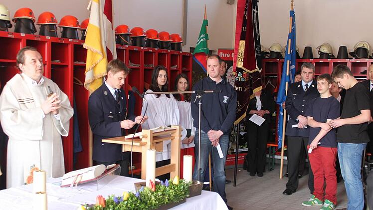 Vertreter der freiwilligen Feuerwehr gestalteten den Gottesdienst mit. Foto: may
