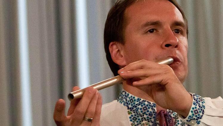 Oleg Dovgal musiziert auf der Längsflöte Telenka.