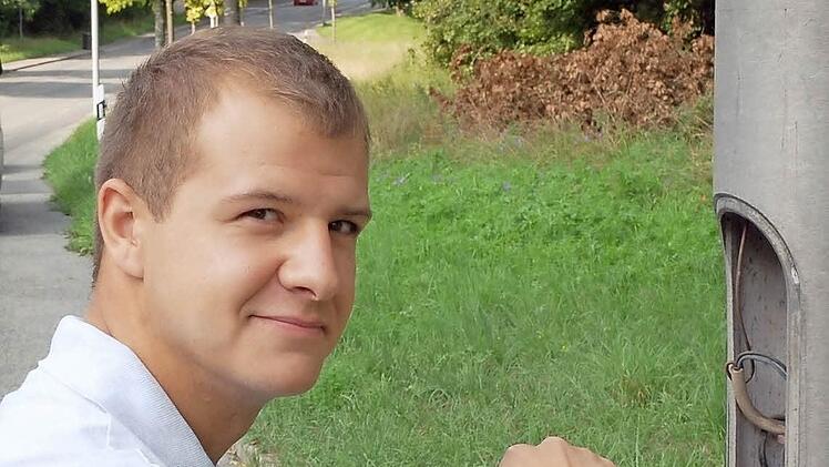 Nico Seidel repariert eine Straßenlaterne.