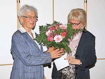 Als Dank dafür, dass sie 30 Jahre lang den Mütterkreis vorbildlich geleitet hat, überreichte Elke Kühnert an Hildegard Hönig (links) einen bunten Blumenstrauß und zwei Theaterkarten. Foto: Klaus Gagel